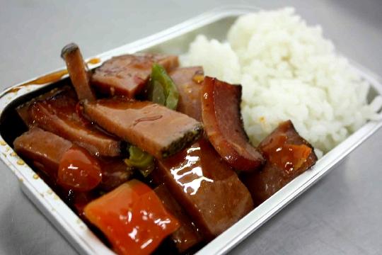 新闻 正文   同时为了保障春运首日特殊旅客的餐食供应,郑州航空食品